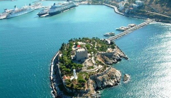El puerto de Kuşadası con la Isla de las Palomas y los cruceros